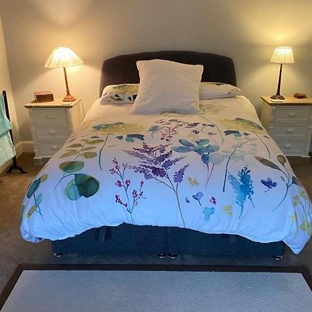 2X King Bedrooms, Private Living Room & Bathroom Thornhill  Екстериор снимка